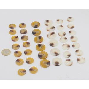 40 Stuks POLYESTER KNOPEN, Maten 20 en 25MM, Geschikt voor JASSEN, VESTEN, KOSTUUMS, 2 Kleuren ECRU/BEIGE, Elke Kleur 14 Stuks Maat 20MM en 6 Stuks Maat 25MM