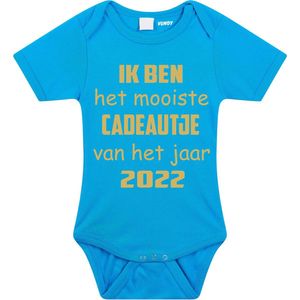 Baby rompertje met leuke tekst | Ik ben het mooiste cadeautje van het jaar 2022 |zwangerschap aankondiging | cadeau papa mama opa oma oom tante | kraamcadeau | maat 56 blauw goud