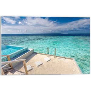 PVC Schuimplaat- Zwembad boven Tropisch Blauwe Zee in Luxe Vakantieverblijf - 60x40 cm Foto op PVC Schuimplaat
