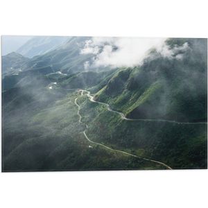 WallClassics - Vlag - Smalle Bergweggetjes in Wolken op Donkergroen Kleurige Berg - 60x40 cm Foto op Polyester Vlag