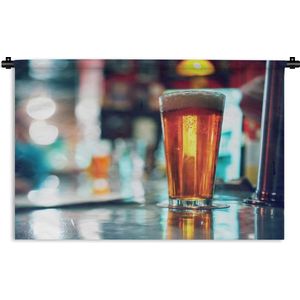 Wandkleed Bier - Glas bier op de bar Wandkleed katoen 90x60 cm - Wandtapijt met foto