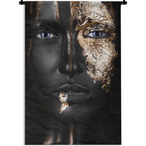 Wandkleed Black & Gold 2:3 - Portret van een vrouw met goud op haar gezicht Wandkleed katoen 120x180 cm - Wandtapijt met foto XXL / Groot formaat!