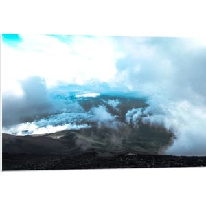 PVC Schuimplaat- Mist en Wolken op Hoge Bergtop - 90x60 cm Foto op PVC Schuimplaat