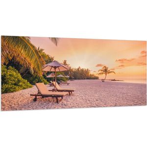 Vlag - Luxe Ligbedden op Wit Strand tijdens Feloranje Zonsondergang - 200x100 cm Foto op Polyester Vlag