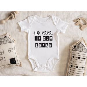 Hospitrix Baby Rompertje met Tekst ""Papa, ik kom eraan"" | Korte Mouw | Cadeau voor Zwangerschap | Bekendmaking | Aankondiging | Vaderdag |