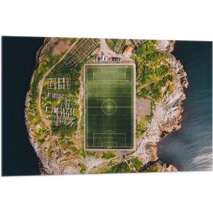 Vlag - Bovenaanzicht van het Henningsvaer Voetbal Stadion in Noorwegen - 105x70 cm Foto op Polyester Vlag