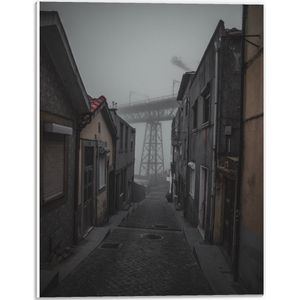 PVC Schuimplaat - Mistig Steegje in Grimmige Omgeving Richting Brug - 30x40 cm Foto op PVC Schuimplaat (Met Ophangsysteem)