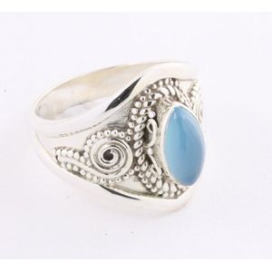 Bewerkte zilveren ring met blauwe chalcedoon - maat 18