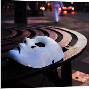 Forex - Wit Masker op Bankje  - 80x80cm Foto op Forex