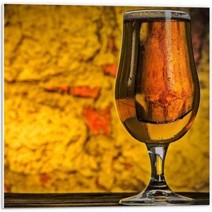 Forex - Bierglas met Gele Achtergrond  - 50x50cm Foto op Forex