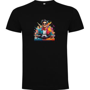 Zwart T-Shirt met “Kleurrijke Stoere DJ met Draaitafel - Muziek “ Print Full Color Maat S