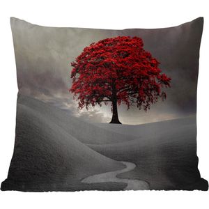 Sierkussens - Kussentjes Woonkamer - 40x40 cm - Een zwart-wit foto met een grote rode boom