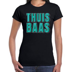 Thuis baas t-shirt zwart met blauwe/groene letters voor dames - fun tekst shirts / grappige t-shirts XS