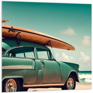PVC Schuimplaat- Houten Surfplank op Dak van Blauwe Auto geparkeerd op het Strand - 100x100 cm Foto op PVC Schuimplaat