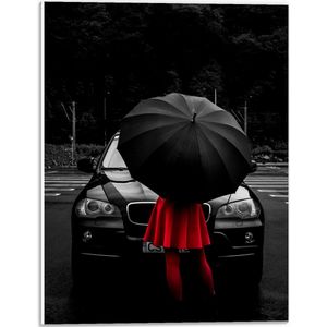 WallClassics - PVC Schuimplaat- Vrouw in Rood bij Zwarte Auto met Paraplu - 30x40 cm Foto op PVC Schuimplaat