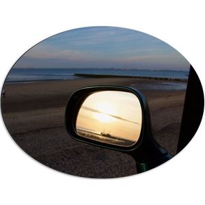 WallClassics - Dibond Ovaal - Autospiegel op het Strand in de Avond - 68x51 cm Foto op Ovaal (Met Ophangsysteem)