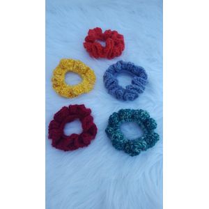 Set van 5 handgemaakte haarelastieken ( scrunchies ) gehaakt in donkerrood, grijs, oranje, geel glinster, groentinten gehaakt