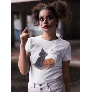 Shirt - Trick or treat - Wurban Wear | Grappig shirt | Leuk cadeau | Unisex tshirt | Halloween kleding | Halloween shirt | Halloween queen | Pompoen shirt | trick or treat | Wit