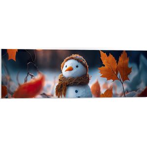 PVC Schuimplaat- Sneeuwpop met Bruine Sjaal en Muts in de Sneeuw tussen de Herfstbladeren - 90x30 cm Foto op PVC Schuimplaat