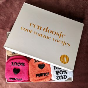 Geschenkdoos met vier baby sokken - kraamcadeau met grappige teksten
