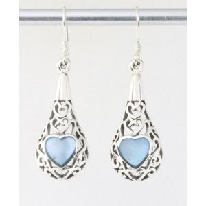 Opengewerkte zilveren oorbellen met blauwe schelp