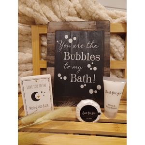 I love you-Ik hou van jou-Giftset-Love you to the moon-Just for you-Handlotion-Zeepje-Mini Zeepjes-Wandbordje-You are the bubbles to my Bath-Verzorging-Geschenkset-Verjaardag-Valentijn-Valentijnscadeau-Valentijnsdag-Liefde-Verloofd-Huwelijk-Jubileum