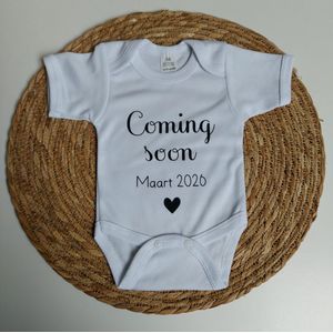 Het blije snoetje - Zwangerschap aankondiging rompertje - Rompertje met datum en jaar - Rompertje - Zwangerschap - In verwachting - Baby op komst - Wit met zwarte letters - Maat 56