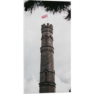 PVC Schuimplaat- Battlefield Monument van Dichtbij met Vlag van Engeland en Grijze wolken - 50x100 cm Foto op PVC Schuimplaat