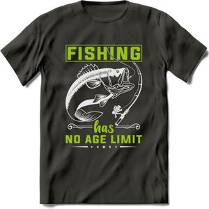 Fishing Has No Age Limit - Vissen T-Shirt | Groen | Grappig Verjaardag Vis Hobby Cadeau Shirt | Dames - Heren - Unisex | Tshirt Hengelsport Kleding Kado - Donker Grijs - XL