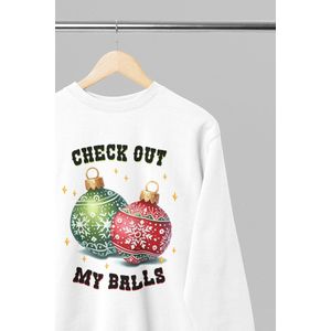 Foute kersttrui - Check out my balls - Wurban Wear | 18+ | Grappige sweater | Leuk cadeau | Unisex sweater | Oversized sweater | Kersttrui heren | Foute kerstkleding | Kerst sweater | Kerst diner | Kersttrui dames | Foute kersttruiendag 2025 | Wit