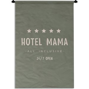 Wandkleed - Wanddoek - Spreuken - Quotes - Hotel mama all inclusive 24/7 open - Mama - 60x90 cm - Wandtapijt