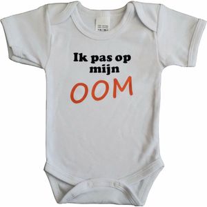 Witte romper met ""Ik pas op mijn oom"" - maat 68  - babyshower, zwanger, cadeautje, kraamcadeau, grappig, geschenk, baby, tekst, bodieke