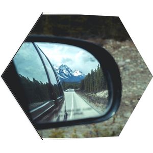 WallClassics - Dibond Hexagon - Uitzicht op Besneeuwde Bergen in Autospiegel - 70x60.9 cm Foto op Hexagon (Met Ophangsysteem)