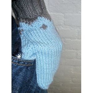 Handgebreide wanten in lichtblauw en grijs in Noors patroon. Handgemaakte handschoenen, met de hand gebreide accessoires winter
