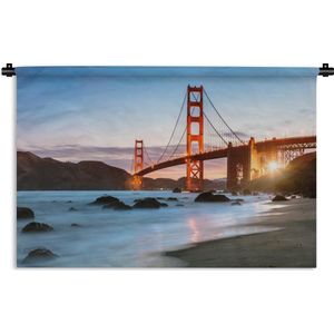 Wandkleed Golden Gate Bridge - Golden Gate Bridge met blauwe zonsondergang en blauw water Wandkleed katoen 180x120 cm - Wandtapijt met foto XXL / Groot formaat!