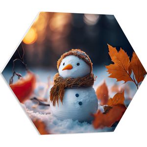PVC Schuimplaat Hexagon - Sneeuwpop met Bruine Sjaal en Muts in de Sneeuw tussen de Herfstbladeren - 60x52.2 cm Foto op Hexagon (Met Ophangsysteem)