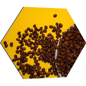 Dibond Hexagon - Schaal vol Verse Bruine Koffiebonen tegen Gele Achtergrond - 60x52.2 cm Foto op Hexagon (Met Ophangsysteem)