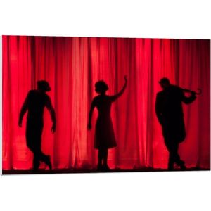 Forex - Drie Mensen Voor een Rood Gordijn in een Theater - 90x60cm Foto op Forex
