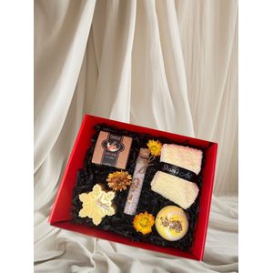 Cadeau Box - Verrassings Pakket - Rood - Kaars - Sokken - Badzout - Handgemaakte zeep - Bruisbal - Ontspannend - Verjaardag cadeau - Geschenkdoos