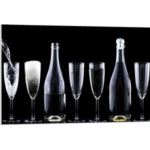 Forex - Champagne Glazen en Flessen op Zwarte Achtergrond  - 90x60cm Foto op Forex