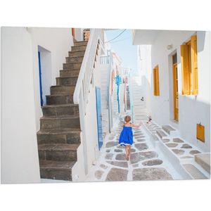 Vlag - Meisje in Blauwe Jurk door de Straten van Santorini, Griekenland - 80x60 cm Foto op Polyester Vlag