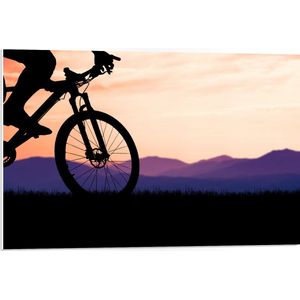 PVC Schuimplaat- Silhouet van Persoon op Mountainbike Fietsend door Berggebied - 75x50 cm Foto op PVC Schuimplaat