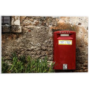 Forex - Rode Brievenbus tegen de Muur - 60x40cm Foto op Forex