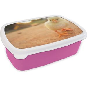 Broodtrommel Roze - Lunchbox - Brooddoos - Baby kuiken op een houten tafel - 18x12x6 cm - Kinderen - Meisje
