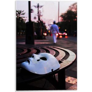 Forex - Wit Masker op Bankje  - 40x60cm Foto op Forex
