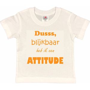 T-shirt Kinderen ""Dusss, blijkbaar heb ik een ATTITUDE"" | korte mouw | Wit/mosterd | maat 122/128