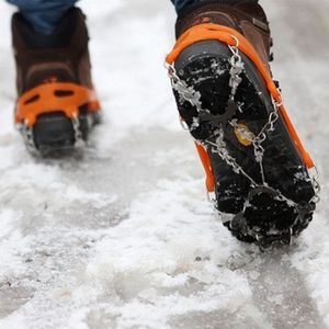 Een paar 8 tanden antislip ijsgrijper wandelen klimketting schoenen covers (oranje)