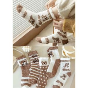 Fluffy sokken dames - 2 paar - giftbox - huissokken - sleepsokken - bruin - wit - leuke print beer - random - 35 - 40 - cadeau voor haar - geschenk vrouwen - Kerst cadeau - zacht