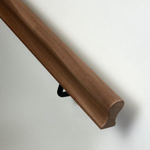 Trapleuning Mahonie Hout (onbehandeld) – Sleutelgat / Jaren ‘30 (44 x 75 mm) – Lengte: 100 cm – Inclusief 2 zwarte leuninghouders