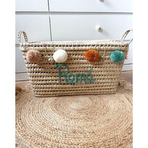 Opbergmand – Speelgoedmand – 60cm - Speelgoedkoffer – Koffer - Rieten mand - Speelgoed - Opbergen - Mand met naam - Pompon - Wol – Geschenk – Sint – Kerst – Verkleedkoffer - Kinderkamer - Gepersonaliseerd - Handgemaakt - Decoratie - Geboorte - Cadeau